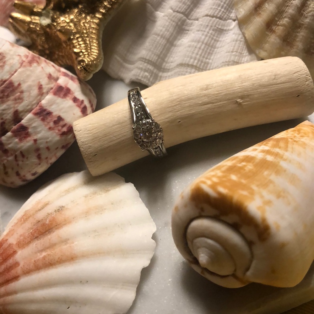 Ring Diamond halo white gold engagement